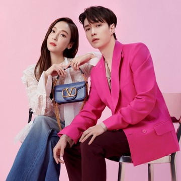 img-title Tunjukkan Chemistry Manis, Jessica Jung dan Lay 'EXO' Tampil di Iklan MINI LOCO dari Valentino Garavani 520