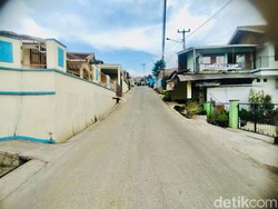 Usai Bangun Jalan di Kampung, Crazy Rich Grobogan Bangun Jalan Cicalengka