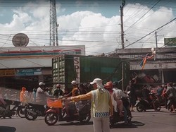 Jembatan Sembayat Macet Imbas Trailer Tabrak Ertiga dan Bangunan di Bungah
