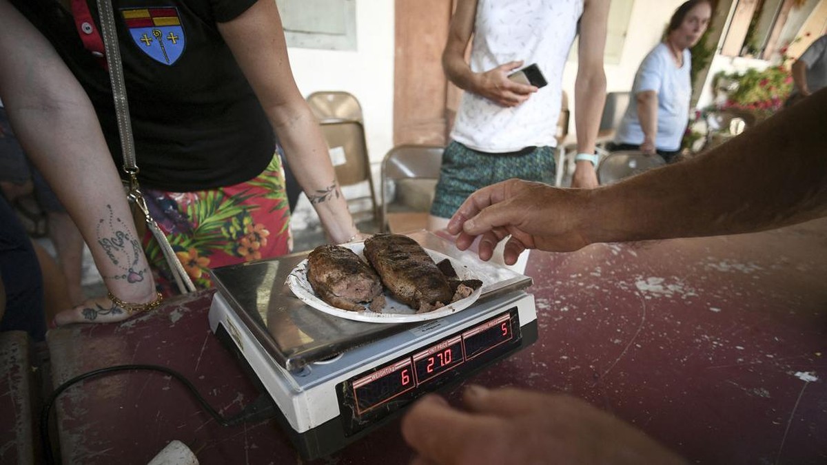 FOTO: Berlomba-lomba Jadi Pemenang Makan 1 Kg Dada Bebek Panggang