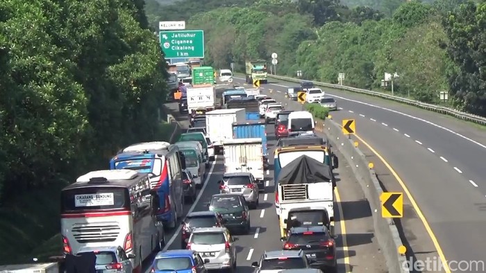 Kepadatan di Tol Cipularang jalur Jakarta menuju Bandung