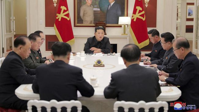 Pemimpin Korea Utara, Kim Jong-un, mendamprat pejabat yang lalai dan malas sehingga memperburuk gelombang Covid-19 di negara itu.