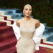 Gaya Red Carpet Selebriti Hollywood Paling Viral di 2022, dari Kim Kardashian hingga Kostum Cacing Heidi Klum!