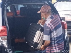 KPK Lanjut Geledah Kantor PUPR-Rumah Dinas Wali Kota Ambon, Bawa 4 Koper