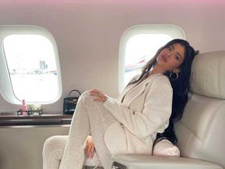 Kylie Jenner Viral Pakai Bikini Motif Puting Seharga Rp 2,1 Juta