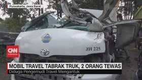 VIDEO: Mobil Travel Tabrak Truk, 2 Orang Tewas