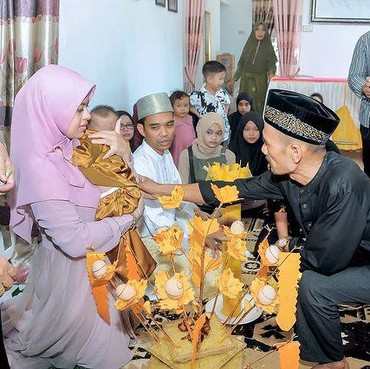8 Momen Tasyakuran & 'Mengayun Anak' Samy, Putra Ustaz Abdul Somad
