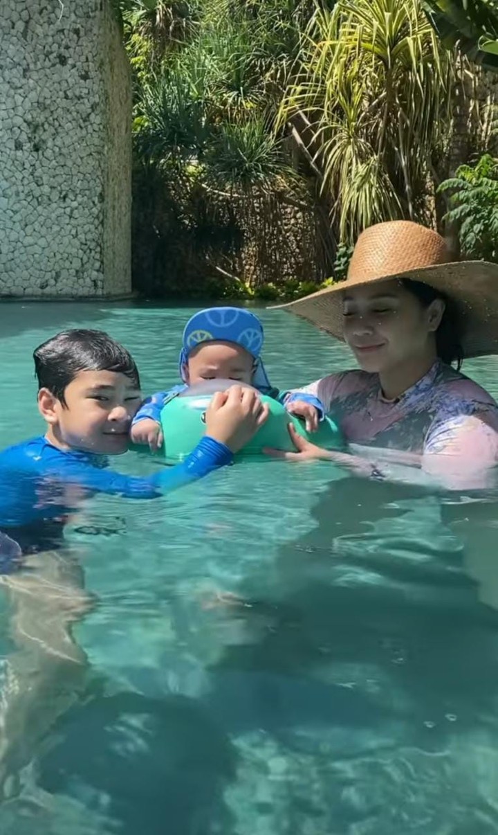 Raffi Ahmad dan Nagita Slavina mengajak kedua putranya, Rafathar Malik Ahmad dan Rayyanza Malik Ahmad menghabiskan waktu libur di Bali. Intip potretnya yuk!