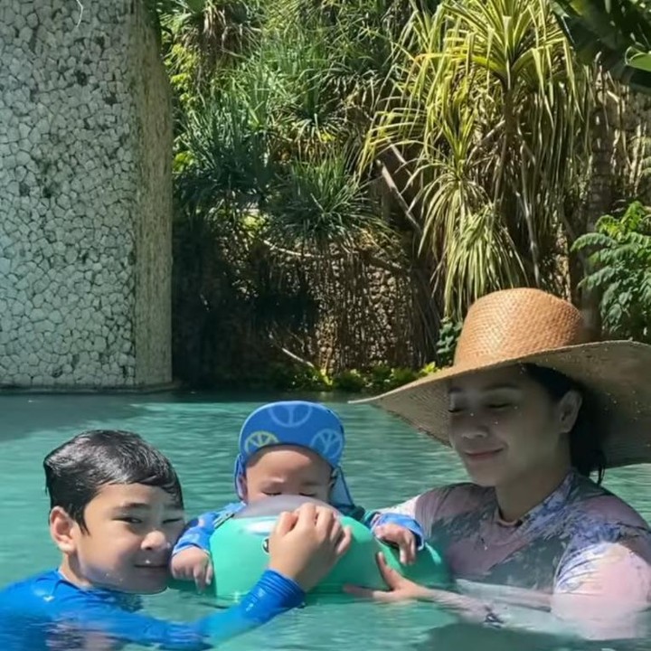<p>Nah, kalau yang satu ini Baby Rayyanza tampak asyik berenang bersama kakak dan Bunda Nagita. Gemasnya Baby Rayyanza berenang sambil menggunakan ban. (Foto: Instagram @raffinagita1717)</p>