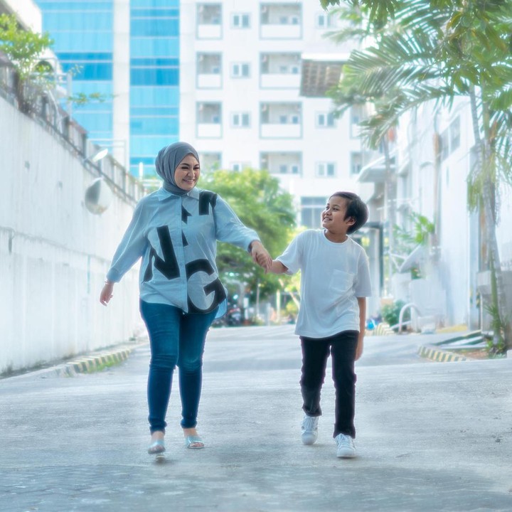 <p>Selanjutnya, ada juga momen hangatnya bersama Ferdinand Ardyansyah. Sejak awal menikah dengan Sule, Nathalie pernah ungkap Ferdinand jadi anak yang paling lengket dengan dirinya. (Foto: Instagram @nathalieholscher)<br /><br /><br /></p>