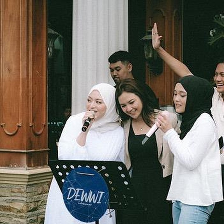 <p>Hal tersebut juga berlaku pada Rizky Febian dan Putri Delina, anak tertua Sule ini juga menunjukkan bonding yang kuat dengan Nathalie, Bunda. (Foto: Instagram @nathalieholscher)<br /><br /><br /></p>