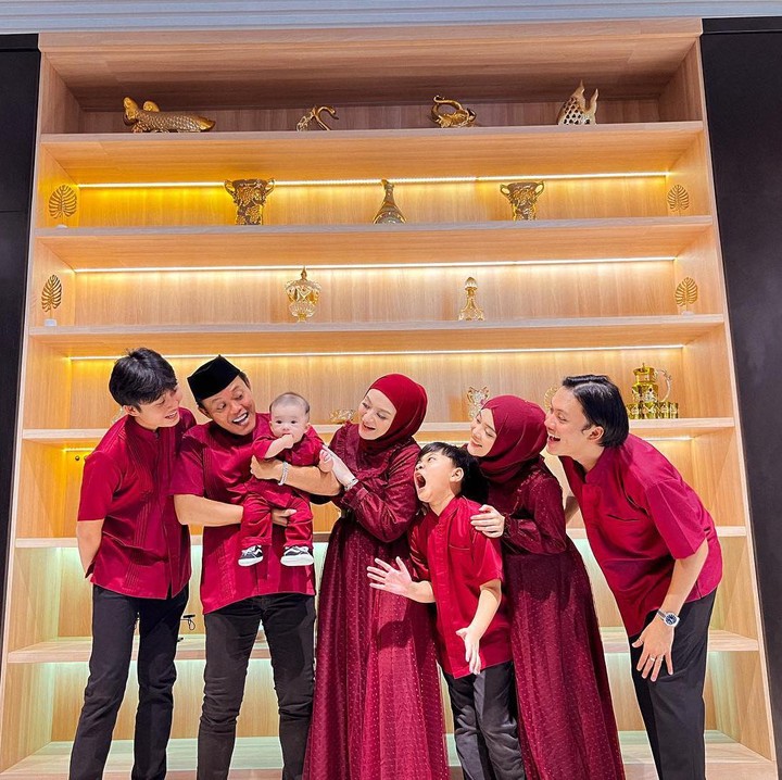 <p>Menikah dengan komedian Sule, ia lantas menjadi ibu sambung bagi Rizky Febian, Putri Delina, Rizwan Fadilah, dan Ferdinand Ardyansyah.(Foto: Instagram @nathalieholscher)<br /><br /><br /></p>