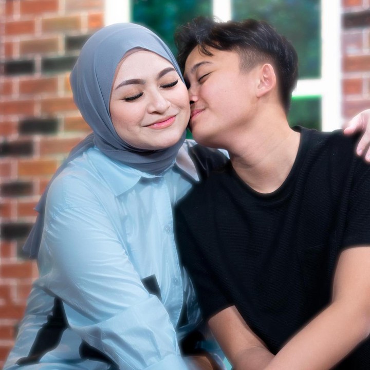 <p>Meski tak memiliki ikatan darah, Nathalie dan keempat anak Sule dari mendiang Lina Jubaedah tampak dekat, lho. Berikut potretnya bersama Rizwan, terlihat manis, ya? (Foto: Instagram @nathalieholscher)<br /><br /><br /></p>