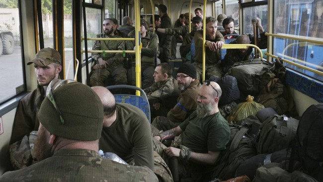Rusia menuturkan hampir 1.000 pasukan Ukraina yang menyerahkan diri dari pabrik baja Azovstal Mariupol dikirim ke kamp penahanannya.