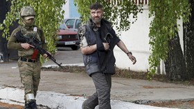 FOTO: Kala Bendera Putih Dikibarkan Pasukan Ukraina di Mariupol