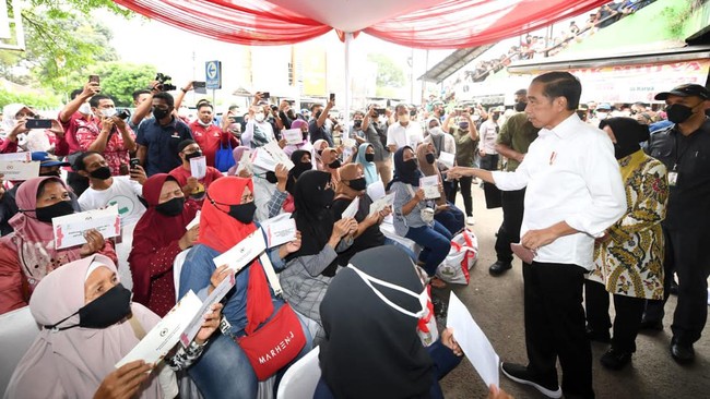 Dalam kegiatan yang melibatkan PT Pos Indonesia sebagai penyalur BLT, Presiden Joko Widodo blusukan ke Pasar Cibinong dan Pasar Gunung Batu pada Selasa (17/5).