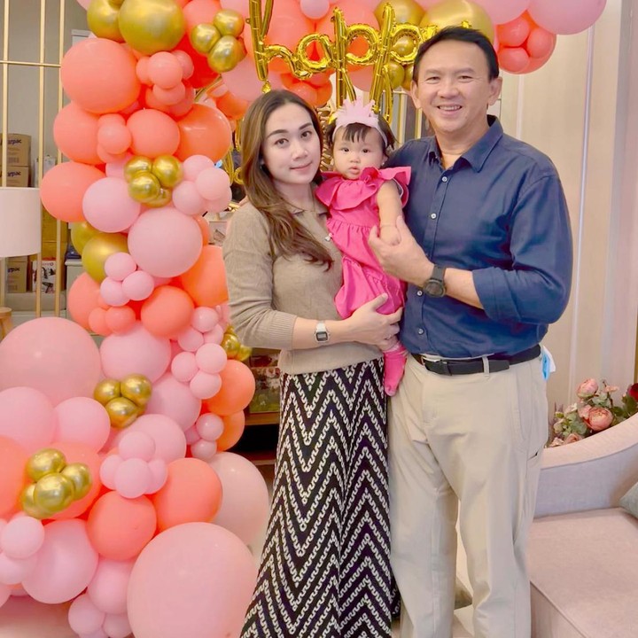 <p>Belum lama ini, Ahok merayakan hari ulang tahun Puput Nastiti Devi yang ke-25, Bunda. Puput yang berhasil menurunkan berat badan 20 kg terlihat makin ramping. (Foto: Instagram @btpnd)<br /><br /><br /></p>