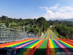 Mau Naik Rainbow Slide di Floating Market Lembang? Ini Syaratnya