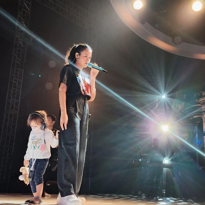<p>Penyanyi Raisa tengah mengadakan acara konser bertajuk It's Personal Showcase. Ia memberikan kejutan spesial pada hari itu dengan membawa sang putri. (Foto: Instagram @hamishdw)</p>
