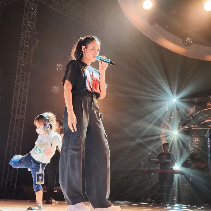 <p>Saat melakukan sound check bersama Raisa, Zalina tampak aktif ketika sedang berada di panggung. Wajahnya selalu tertutup oleh masker di sepanjang penampilan Raisa. (Foto: Instagram @hamishdw)</p>