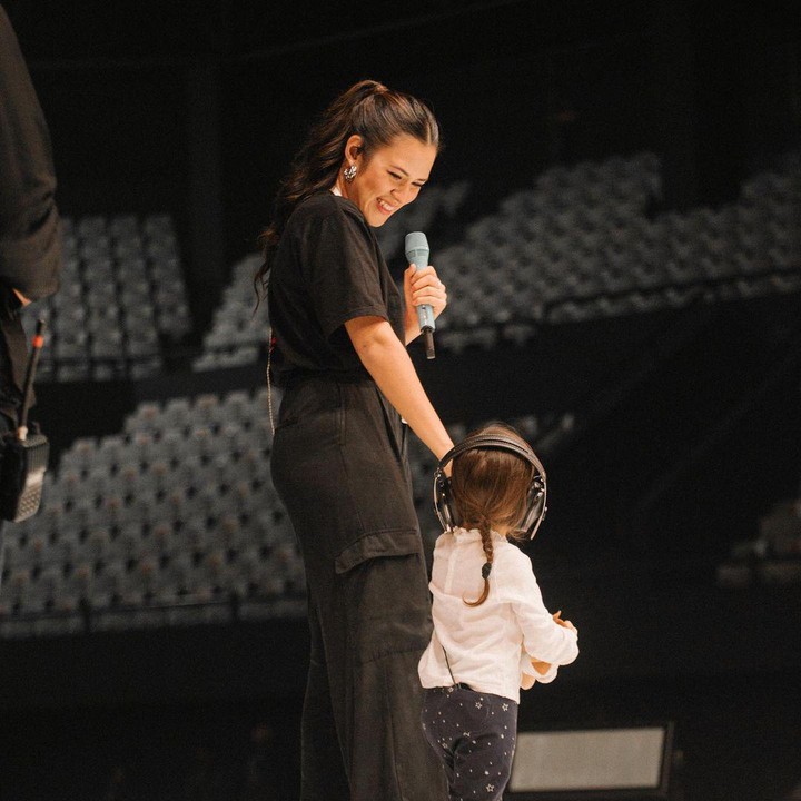<p>Raisa membawa Zalina Raine Wyllie ketika sedang melakukan<em> sound check,</em> Bunda. (Foto: Instagram @raisa6690 @ritsz_)</p>