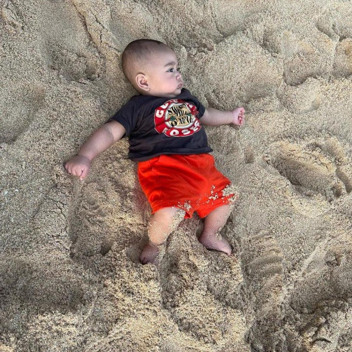 <p>Rayyanza dikenal sebagai salah satu bayi yang tenang dan jarang nangis nih, Bunda. Seperti potretnya yang sangat tenang tiduran di pasir pinggir pantai sambil menunggu Bunda dan Ayahnya berfoto-foto. (Foto: Instagram @raffinagita1717)</p>