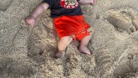 <p>Rayyanza dikenal sebagai salah satu bayi yang tenang dan jarang nangis nih, Bunda. Seperti potretnya yang sangat tenang tiduran di pasir pinggir pantai sambil menunggu Bunda dan Ayahnya berfoto-foto. (Foto: Instagram @raffinagita1717)</p>