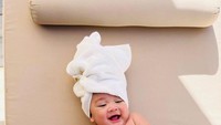 <p>Rayyanza Malik Ahmad atau yang akrab disapa Rayyanza salah satu bayi yang kini seolah tak pernah lepas dari sorotan publik. Anak kedua Raffi Ahmad dan Nagita Slavina ini tampak begitu menggemaskan ya, Bunda. Termasuk saat pergi berlibur. (Foto: Instagram @raffinagita1717)</p>