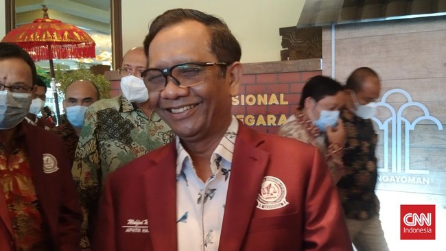 Mahfud MD menegaskan bahwa data yang dibocorkan hacker Bjorka dibuat-buat dan tidak perlu dianggap serius.