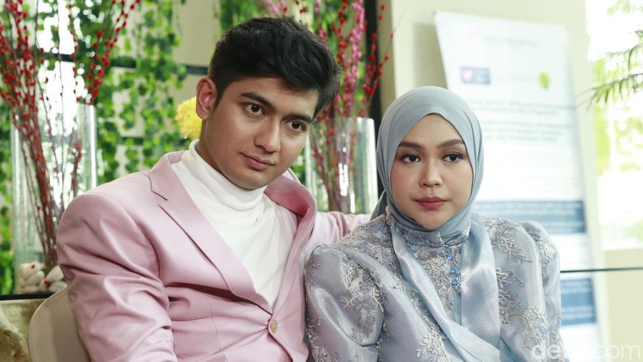 Ria Ricis dan Teuku Ryan saat rayakan kehamilan di kawasan Kalibata.