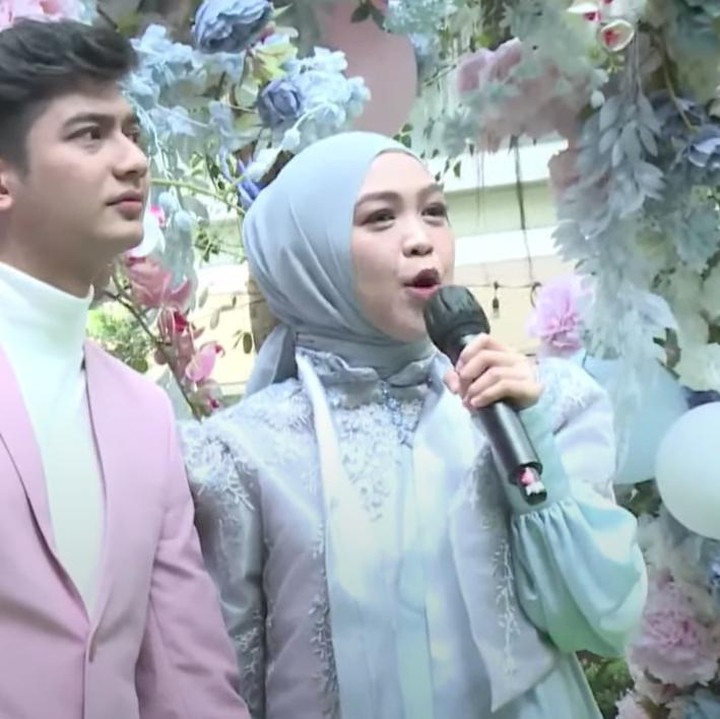 <p>Dalam kesempatan tersebut, Ryan juga cerita soal ngidam Ria Ricis selama kehamilan. Katanya, sang istri lebih banyak minta jalan-jalan ketimbang beli makanan tertentu. (Foto: YouTube Ricis Official)<br /><br /><br /></p>