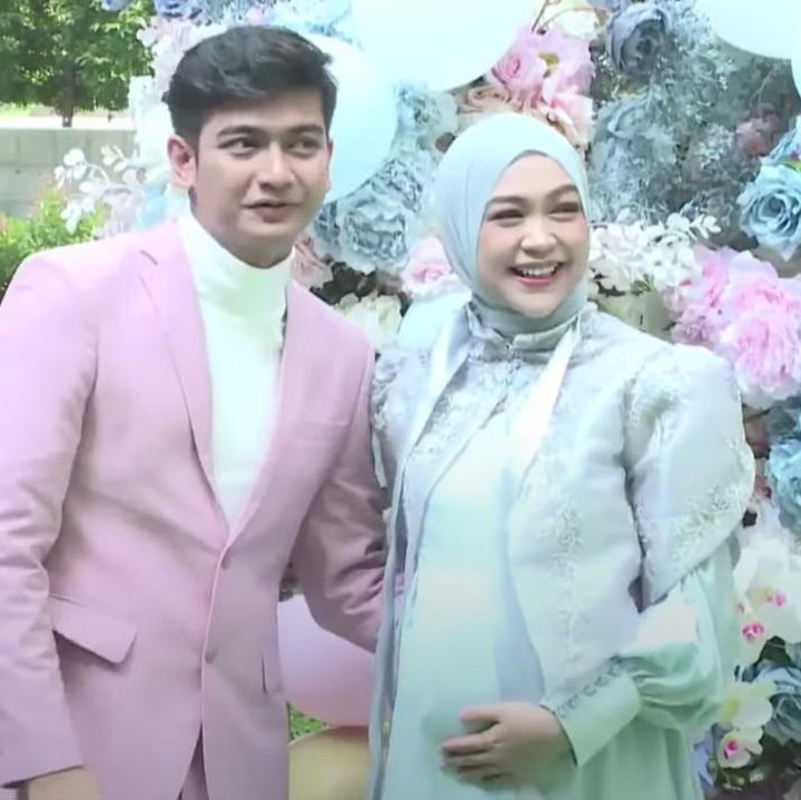 <p>Acara tebak jenis kelamin janin dalam kandungan Ria Ricis ini digelar dengan meriah di sebuah taman terbuka dan disiarkan langsung di kanal YouTube Ricis Official. (Foto: YouTube Ricis Official)<br /><br /><br /></p>