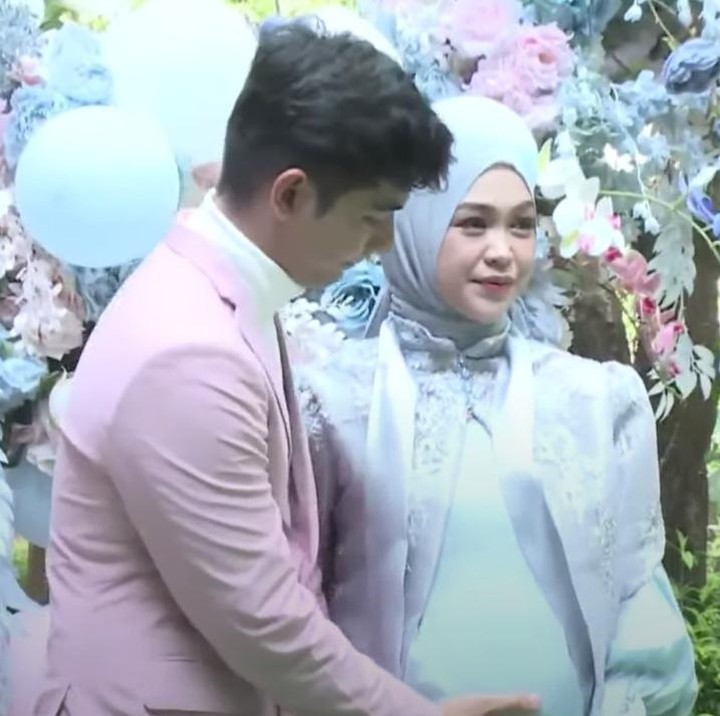 <p>Dalam acara tersebut, Ria berharap melahirkan anak laki-laki. Sedangkan sang suami, ingin anak berjenis kelamin perempuan. (Foto: YouTube Ricis Official)<br /><br /><br /></p>