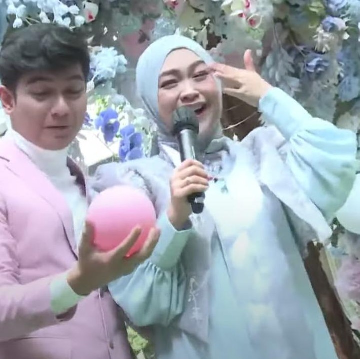 <p>Hasilnya, janin dalam kandungan Ria Ricis berjenis kelamin perempuan. Selamat untuk Ria Ricis dan Teuku Ryan, kita doakan semoga kehamilan hingga persalinan anak mereka berjalan lancar ya, Bunda. (Foto: YouTube Ricis Official)</p>