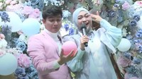 <p>Hasilnya, janin dalam kandungan Ria Ricis berjenis kelamin perempuan. Selamat untuk Ria Ricis dan Teuku Ryan, kita doakan semoga kehamilan hingga persalinan anak mereka berjalan lancar ya, Bunda. (Foto: YouTube Ricis Official)</p>