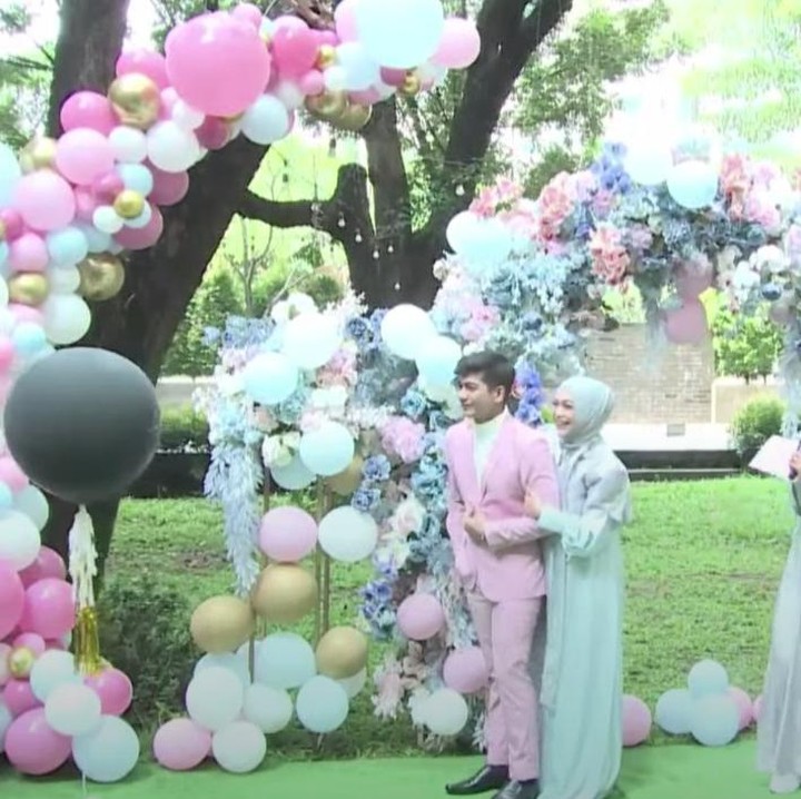 <p>Di puncak acara saat akan menarik pita dan mengetahui warna <em>confetti</em> dan bola dalam <em>box</em>, Ricis dan Ryan terlihat antusias. (Foto: YouTube Ricis Official)<br /><br /><br /></p>