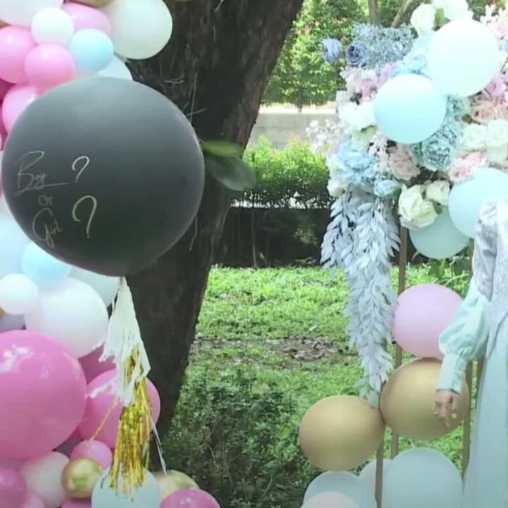 <p>Pada Rabu (18/5/2022), pasangan Ria Ricis dan Teuku Ryan mengadakan pesta <em>gender reavel</em> nih, Bunda.  Melihat dari baju yang dikenakan Ricis dan Ryan, Bunda sudah bisa menebak jenis kelamin calon anak mereka belum? (Foto: YouTube Ricis Official)<br /><br /><br /></p>