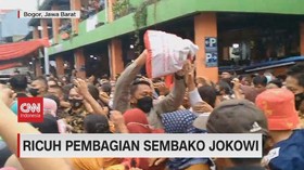 VIDEO: Ricuh Pembagian Sembako Jokowi
