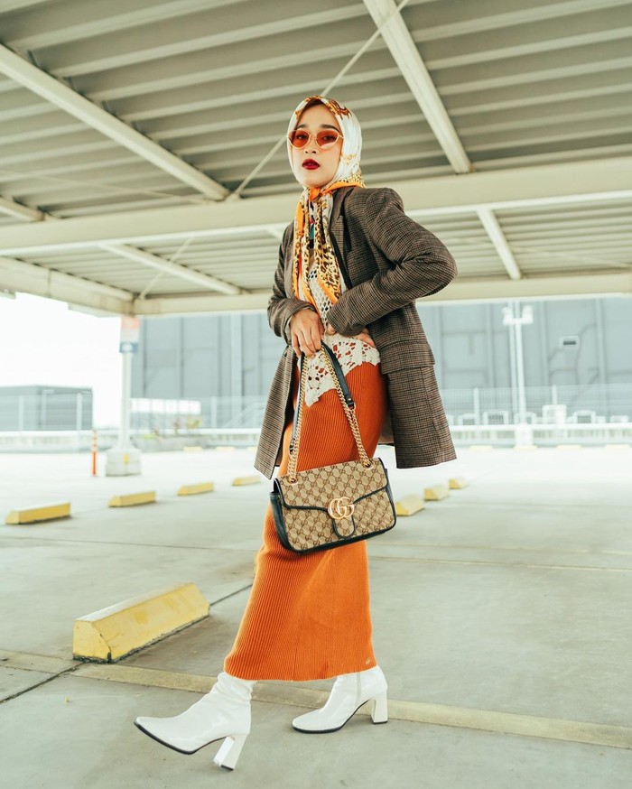 Riri Fairus mantan istri Ayus Sabyan, yang tampak Glamor dengan busana serba orange, blazer dan angkle boots lengkap dengan tas bahu dan kacamata. Source: ig/ririe_fairus