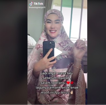 Pakai Mukena, Eks Istri Samuel Rizal Nyanyi Lagu Tuhan Yesus