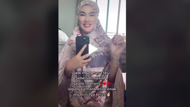 img-title Pakai Mukena, Eks Istri Samuel Rizal Nyanyi Lagu Tuhan Yesus