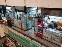 Harga Masker Merosot, Cuan Penjual di Pasar Pramuka Melorot