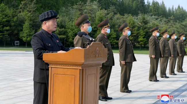 Kelangkaan vaksin Covid-19 melanda Korea Utara, membuat tentara negara itu harus melawan virus corona dengan garam dan asap herbal.
