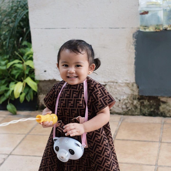 <p>Enggak cuma memakai padu padan busana modis, <em>outfit</em> yang dikenakan oleh Thania juga bermerek. (Foto: Instagram @thaniaputrionsu)</p>