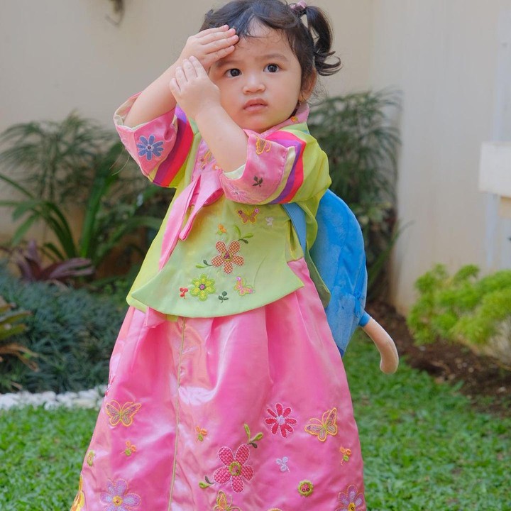 <p>Kalau ini, foto Thania Putri Onsu dengan gaya busana <em>hanbok.</em> Seperti Putri Korea saja ya, Bunda? (Foto: Instagram @thaniaputrionsu)</p>