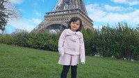 <p>Tengok saja gayanya ketika sedang berlibur ke Paris. Ia tampil <em>chic</em> mengenakan busana warna pastel pink ketika berpose di depan Menara Eiffel. (Foto: Instagram @thaniaputrionsu)</p>