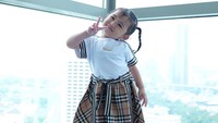 <p>Balita kelahiran 5 Juni 2019 itu sudah tampil modis meski baru berusia dua tahun. Thania selalu tampil <em>stylish</em> di berbagai kesempatan, nih. (Foto: Instagram @thaniaputrionsu)</p>