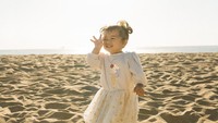 <p>Ketika berlibur ke pantai, Thania juga tampil memesona ketika berpose di depan kamera. Bakat jadi model cilik, nih! (Foto: Instagram @thaniaputrionsu)</p>