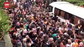 VIDEO: Momen Paspampres Kewalahan Hadapi Warga Saat Bagikan Sembako