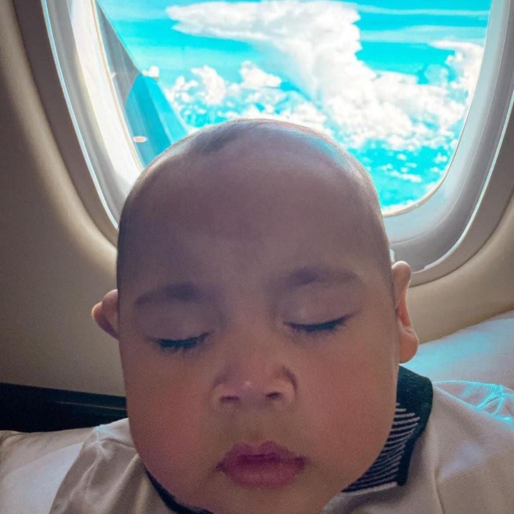 <p>Tidur pulas saat di pesawat, sepertinya Rayyanza sangat lelah usai liburan. Saat tidur pun Rayyanza masih terlihat sangat menggemaskan ya, Bunda. (Foto: Instagram @raffinagita1717)</p>